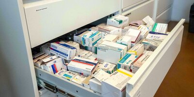 Medikamentenschrank mit Blutverdünner