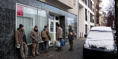 Patienten vor der Praxis in der Neusser Straße 35